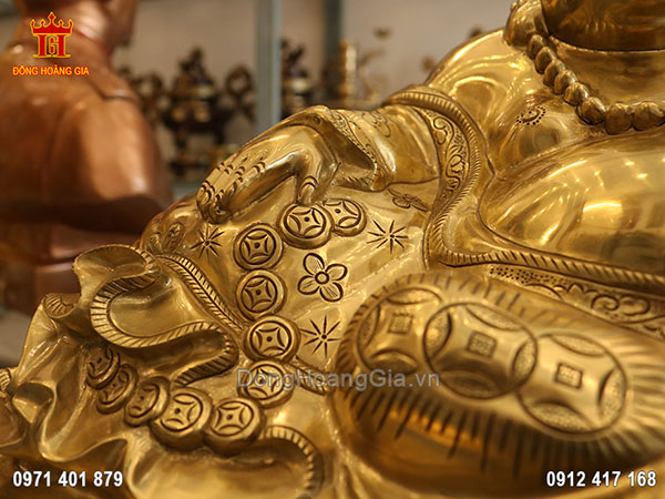 Sản phẩm được đúc từ đồng vàng cát tút nguyên khối bởi đôi bàn tay tài hoa của các nghệ nhân làng nghề đồng Ý Yên - Nam Định